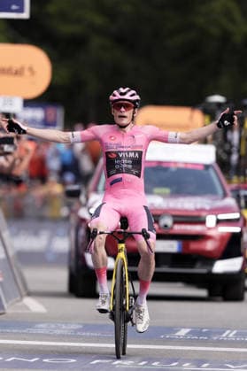 The pink jersey Denmark™s Jonas Vingegaard Hansen of Team Visma Lease A Bike cycles to the finish line to win the Stage 16 of the Giro d™Italia, from Bellinzona to CarÃ¬, Switzerland, Tuesday, May 26, 2026.  Copyright: xMassimoxPaolone LaPressex