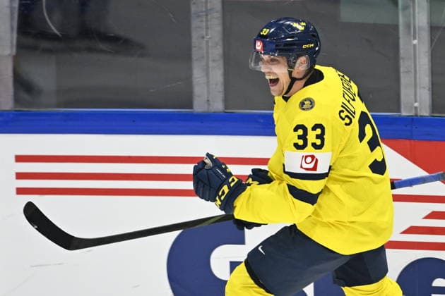 FRIBOURG, SCHWEIZ 20260526 Sveriges Jakob Silfverberg jublar efter 2-1 under tisdagens match i ishockey-VM (grupp B) mellan Slovakien och Sverige pa BCF Arena, Fribourg i Schweiz.