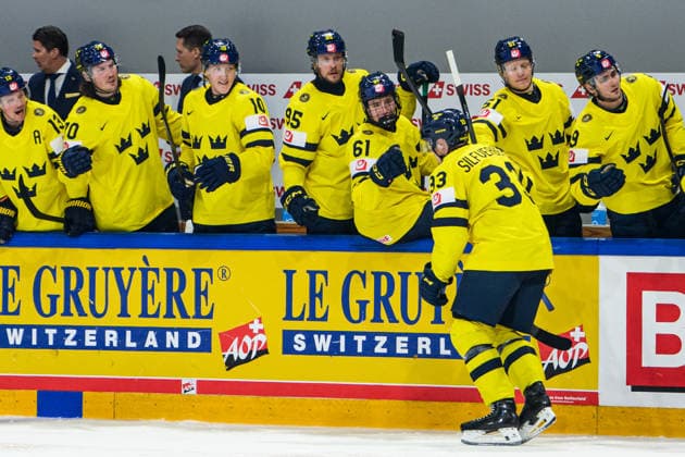 260526 Jakob Silfverberg celebrate with Jacob De La Rose and Viggo Björck of Sweden on the bench after scoring the 2-1 goal during the 2026 IIHF Ice hockey, Eishockey World Championship, WM, Weltmeisterschaft match between Sweden and Slovakia on May 26, 2026 in Fribourg. Photo: Jesper Zerman BILDBYRAN kod JZ JZ0730 ishockey ice hockey ishockey-vm 2026 vm 2026 iihf world championship sverige sweden slovakien slovakia bbeng jubel Copyright: JESPERxZERMAN BB260526JZ067