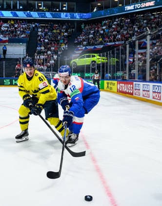 260526 Ivar Stenberg of Sweden and Samuel Knazko of Slovakia during the 2026 IIHF Ice hockey, Eishockey World Championship, WM, Weltmeisterschaft match between Sweden and Slovakia on May 26, 2026 in Fribourg. Photo: Jesper Zerman BILDBYRAN kod JZ JZ0730 ishockey ice hockey ishockey-vm 2026 vm 2026 iihf world championship sverige sweden slovakien slovakia bbeng Copyright: JESPERxZERMAN BB260526JZ068