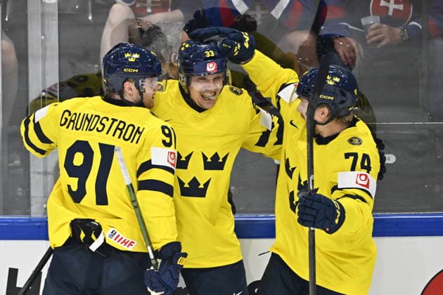 FRIBOURG, SWITZERLAND 20260526 Sweden s Jakob Silfverberg celebrates after winning 2-1 during Tuesday s match in the Ice hockey, Eishockey World Championship, WM, Weltmeisterschaft (Group B) between Slovakia and Sweden at the BCF Arena, Fribourg, Switzerland.