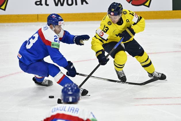 FRIBOURG, SCHWEIZ 20260526 Slovakiens Adam LiÅ¡kaoch Sveriges Lucas Raymond under tisdagens match i ishockey-VM (grupp B) mellan Slovakien och Sverige pa BCF Arena, Fribourg i Schweiz.