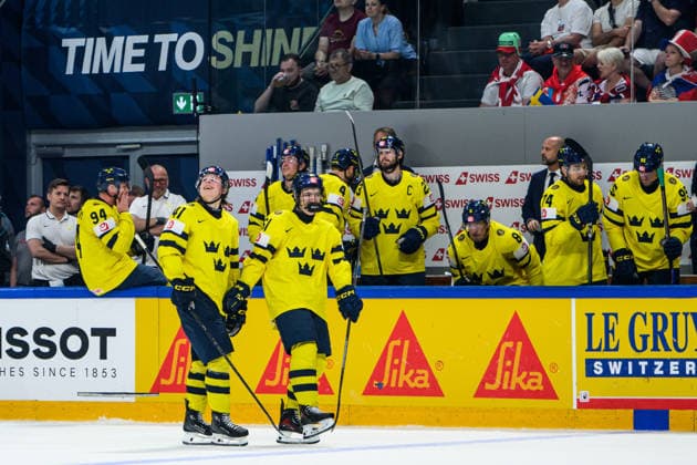 260526 Ivar Stenberg and Viggo Björck of Sweden celebrate the 3-1 goal during the 2026 IIHF Ice hockey, Eishockey World Championship, WM, Weltmeisterschaft match between Sweden and Slovakia on May 26, 2026 in Fribourg. Photo: Jesper Zerman BILDBYRAN kod JZ JZ0730 ishockey ice hockey ishockey-vm 2026 vm 2026 iihf world championship sverige sweden slovakien slovakia bbeng jubel Copyright: JESPERxZERMAN BB260526JZ071