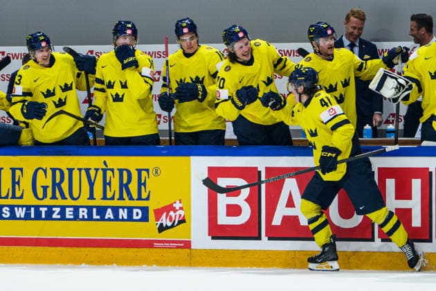 260526 Ivar Stenberg of Sweden and Oscar Sundqvist on the bench celebrate after the 3-1 goal during the 2026 IIHF Ice hockey, Eishockey World Championship, WM, Weltmeisterschaft match between Sweden and Slovakia on May 26, 2026 in Fribourg. Photo: Jesper Zerman BILDBYRAN kod JZ JZ0730 ishockey ice hockey ishockey-vm 2026 vm 2026 iihf world championship sverige sweden slovakien slovakia bbeng jubel Copyright: JESPERxZERMAN BB260526JZ072