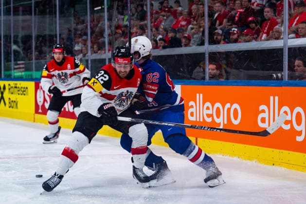 ZURICH, SWITZERLAND - MAY 26: Danny Nelson (United States, 82) in the battle for the puck with Bernd Wolf (Austria, 32) during the Preliminary Round - Group A Match 53 between United States and Austria at the IIHF Ice hockey, Eishockey World Championship, WM, Weltmeisterschaft 2026, Swiss Life Arena on May 26, 2026 in Zurich, Switzerland. Zurich Switzerland Copyright: xTimoxSteinx