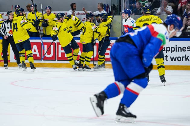 260526 Ivar Stenberg and Viggo Björck of Sweden celebrate the 3-1 goal during the 2026 IIHF Ice hockey, Eishockey World Championship, WM, Weltmeisterschaft match between Sweden and Slovakia on May 26, 2026 in Fribourg. Photo: Jesper Zerman BILDBYRAN kod JZ JZ0730 ishockey ice hockey ishockey-vm 2026 vm 2026 iihf world championship sverige sweden slovakien slovakia bbeng jubel Copyright: JESPERxZERMAN BB260526JZ073