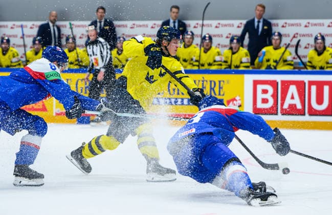260526 Ivar Stenberg of Sweden scores the 3-1 goal during the 2026 IIHF Ice hockey, Eishockey World Championship, WM, Weltmeisterschaft match between Sweden and Slovakia on May 26, 2026 in Fribourg. Photo: Jesper Zerman BILDBYRAN kod JZ JZ0730 ishockey ice hockey ishockey-vm 2026 vm 2026 iihf world championship sverige sweden slovakien slovakia bbeng Copyright: JESPERxZERMAN BB260526JZ074
