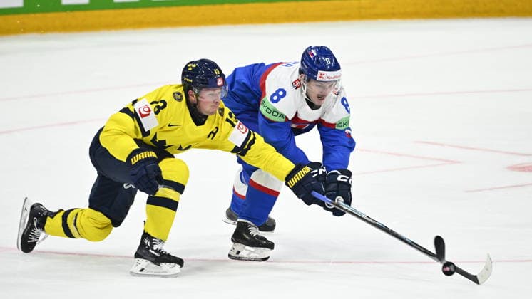 FRIBOURG, SCHWEIZ 20260526 Sveriges Lucas Raymond och Slovakiens Oliver Okuliar under tisdagens match i ishockey-VM (grupp B) mellan Slovakien och Sverige pa BCF Arena, Fribourg i Schweiz.