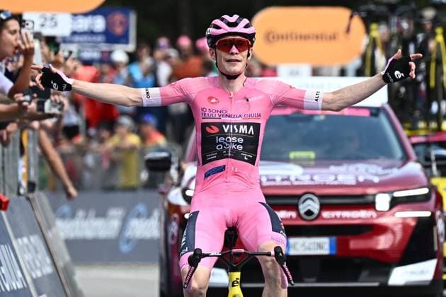 May 26, 2026, Cari, ITALY: Danish rider Jonas Vingegaard Hansen of Team Visma Lease A Bike wearing the overall leader s pink jersey, celebrates crossing the finish line to win the 16th stage of the 109 Giro d Italia 2026, over 113 km from Bellinzona to Cari , Italy, 26 May 2026. ANSA LUCA ZENNARO. Giro D Italia Cycling Tour - Stage 16  - ZUMAa110 20260526_zaf_a110_015 Copyright: xLucaxZennarox