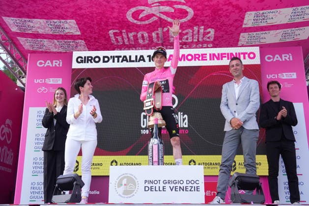 Denmark™s Jonas Vingegaard Hansen of Team Visma Lease A Bike pink jersey stage winner during Stage 16 of the Giro d™Italia from Bellinzona to Cari Swiss, Tuesday May 26, 2026  Copyright: xSpada LaPressex
