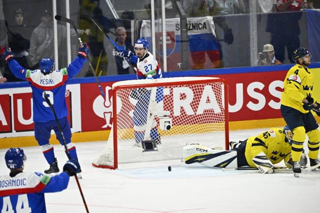 FRIBOURG, SCHWEIZ 20260526 Slovakiens Marek Hrivik (27) har gjort 2-3 under tisdagens match i ishockey-VM (grupp B) mellan Slovakien och Sverige pa BCF Arena, Fribourg i Schweiz.