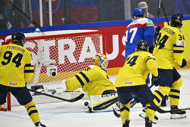 FRIBOURG, SCHWEIZ 20260526 Slovakien pa väg att göra ett till mal bakom Sveriges malvakt Magnus Hellberg under tisdagens match i ishockey-VM (grupp B) mellan Slovakien och Sverige pa BCF Arena, Fribourg i Schweiz.