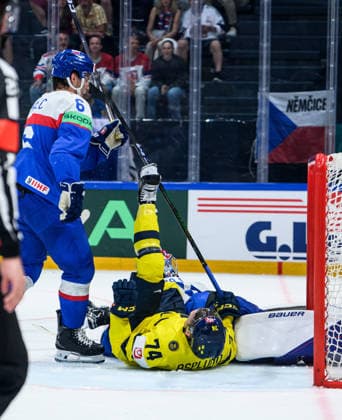 260526 Viliam Kmec of Slovakia and Rasmus Asplund of Sweden during the 2026 IIHF Ice hockey, Eishockey World Championship, WM, Weltmeisterschaft match between Sweden and Slovakia on May 26, 2026 in Fribourg. Photo: Jesper Zerman BILDBYRAN kod JZ JZ0730 ishockey ice hockey ishockey-vm 2026 vm 2026 iihf world championship sverige sweden slovakien slovakia bbeng Copyright: JESPERxZERMAN BB260526JZ079