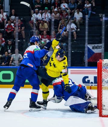260526 Viliam Kmec of Slovakia and Rasmus Asplund of Sweden during the 2026 IIHF Ice hockey, Eishockey World Championship, WM, Weltmeisterschaft match between Sweden and Slovakia on May 26, 2026 in Fribourg. Photo: Jesper Zerman BILDBYRAN kod JZ JZ0730 ishockey ice hockey ishockey-vm 2026 vm 2026 iihf world championship sverige sweden slovakien slovakia bbeng Copyright: JESPERxZERMAN BB260526JZ080
