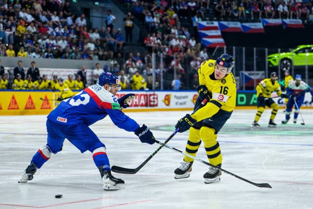 260526 Anton Frondell of Sweden and Adam Liska of Slovakia during the 2026 IIHF Ice hockey, Eishockey World Championship, WM, Weltmeisterschaft match between Sweden and Slovakia on May 26, 2026 in Fribourg. Photo: Jesper Zerman BILDBYRAN kod JZ JZ0730 ishockey ice hockey ishockey-vm 2026 vm 2026 iihf world championship sverige sweden slovakien slovakia bbeng Copyright: JESPERxZERMAN BB260526JZ082