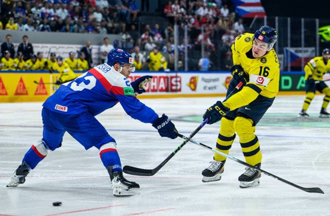 260526 Anton Frondell of Sweden and Adam Liska of Slovakia during the 2026 IIHF Ice hockey, Eishockey World Championship, WM, Weltmeisterschaft match between Sweden and Slovakia on May 26, 2026 in Fribourg. Photo: Jesper Zerman BILDBYRAN kod JZ JZ0730 ishockey ice hockey ishockey-vm 2026 vm 2026 iihf world championship sverige sweden slovakien slovakia bbeng Copyright: JESPERxZERMAN BB260526JZ083