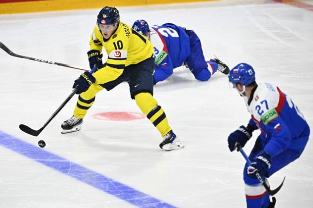 FRIBOURG, SCHWEIZ 20260526 Sveriges Simon Holmström under tisdagens match i ishockey-VM (grupp B) mellan Slovakien och Sverige pa BCF Arena, Fribourg i Schweiz.