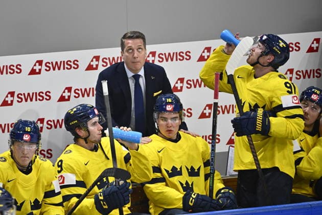 FRIBOURG, SCHWEIZ 20260526 Sveriges förbundskapten Sam Hallam peppar spelarna inför tredje perioden under tisdagens match i ishockey-VM (grupp B) mellan Slovakien och Sverige pa BCF Arena, Fribourg i Schweiz.