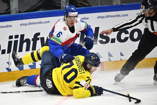 FRIBOURG, SCHWEIZ 20260526 Slovakiens Jozef Viliam Kmec och Sveriges Oscar Sundqvist under tisdagens match i ishockey-VM (grupp B) mellan Slovakien och Sverige pa BCF Arena, Fribourg i Schweiz.