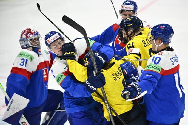 FRIBOURG, SCHWEIZ 20260526 Sveriges Ivar Stenberg och Maxim Å trbak i brak under tisdagens match i ishockey-VM (grupp B) mellan Slovakien och Sverige pa BCF Arena, Fribourg i Schweiz.