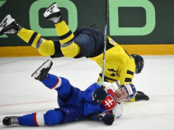 FRIBOURG, SWITZERLAND 20260526 Slovakia s Jozef Viliam Kmec and Sweden s Oscar Sundqvist during Tuesday s match in the Ice hockey, Eishockey World Championship, WM, Weltmeisterschaft (Group B) between Slovakia and Sweden at the BCF Arena, Fribourg in Switzerland.