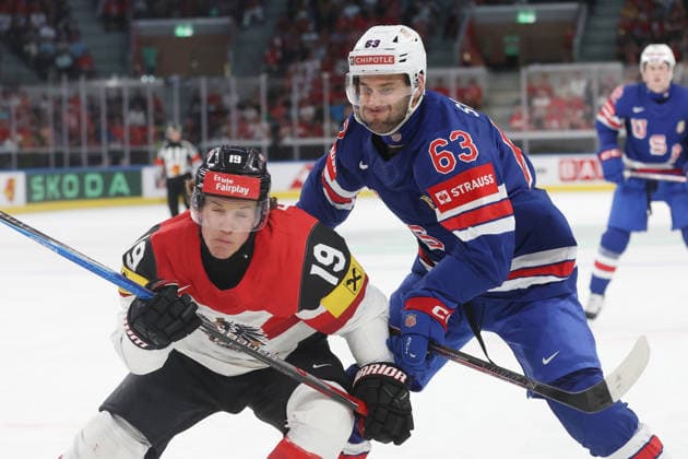 26.05.2026 Swiss Life Arena Zuerich , SCHWEIZ, Herren Eishockey IIHF World Championship, WM, Weltmeisterschaft Zurich 2026 Gruppe A USA - AUT Vinzenz Rohrer (li,AUT) gegen Max Sasson (USA)
