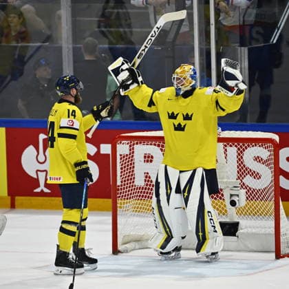 FRIBOURG, SCHWEIZ 20260526 Sveriges Mattias Ekholm och malvakt Magnus Hellberg jublar vid slutsignal och svensk seger med 4-2 i tisdagens match i ishockey-VM (grupp B) mellan Slovakien och Sverige pa BCF Arena, Fribourg i Schweiz.