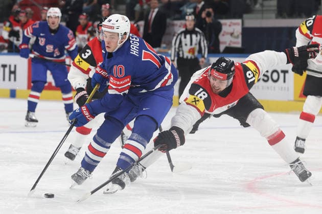 26.05.2026 Swiss Life Arena Zuerich , SCHWEIZ, Herren Eishockey IIHF World Championship, WM, Weltmeisterschaft Zurich 2026 Gruppe A USA - AUT James Hagens (li,USA) gegen Paul Stapelfeldt (AUT)