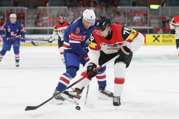 26.05.2026 Swiss Life Arena Zuerich , SCHWEIZ, Herren Eishockey IIHF World Championship, WM, Weltmeisterschaft Zurich 2026 Gruppe A USA - AUT Ryan Leonard (li,USA) gegen Thimo Nickl (AUT)