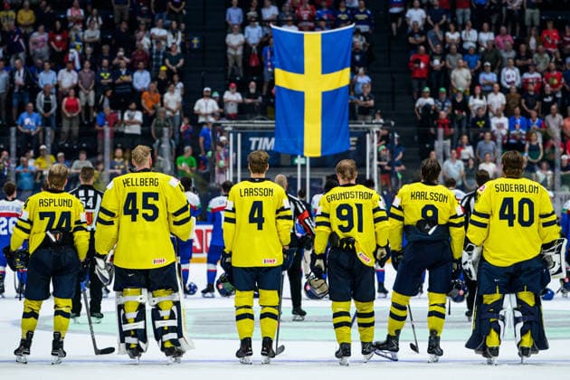 260526 Rasmus Asplund, goaltender Magnus Hellberg, Jacob Larsson, Carl Grundström, Linus Karlsson and goaltender Arvid Söderblom of Sweden during the national anthem after the 2026 IIHF Ice hockey, Eishockey World Championship, WM, Weltmeisterschaft match between Sweden and Slovakia on May 26, 2026 in Fribourg. Photo: Jesper Zerman BILDBYRAN kod JZ JZ0730 ishockey ice hockey ishockey-vm 2026 vm 2026 iihf world championship sverige sweden slovakien slovakia bbeng Copyright: JESPERxZERMAN BB260526JZ093