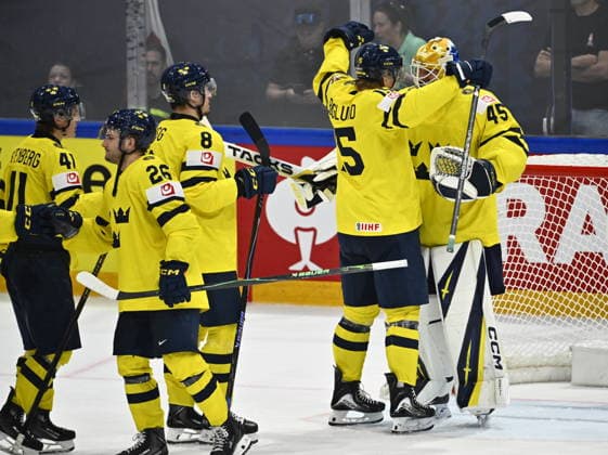 FRIBOURG, SWITZERLAND 20260526 Sweden s Mattias Ekholm and goalie Magnus Hellberg celebrate at the final whistle and Sweden s 4-2 victory in Tuesday s match in the Ice hockey, Eishockey World Championship, WM, Weltmeisterschaft (Group B) between Slovakia and Sweden at the BCF Arena, Fribourg, Switzerland.