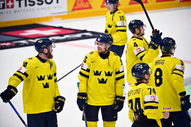 FRIBOURG, SWITZERLAND 20260526 The Swedish team with Jacob de la Rose in the middle thanks the audience after the victory in Tuesday s match in the Ice hockey, Eishockey World Championship, WM, Weltmeisterschaft (Group B) between Slovakia and Sweden at the BCF Arena, Fribourg in Switzerland.