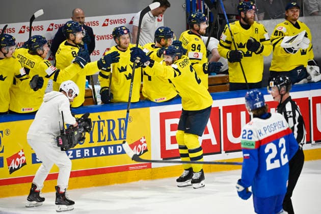 FRIBOURG, SWITZERLAND 20260526 Sweden s Oliver Ekman-Larsson celebrates after a 4-2 win in an open goal during Tuesday s match in the Ice hockey, Eishockey World Championship, WM, Weltmeisterschaft (Group B) between Slovakia and Sweden at the BCF Arena, Fribourg, Switzerland.