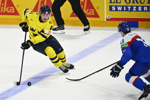 FRIBOURG, SCHWEIZ 20260526 Sveriges Ivar Stenberg pa väg att göra 3-1 under tisdagens match i ishockey-VM (grupp B) mellan Slovakien och Sverige pa BCF Arena, Fribourg i Schweiz.