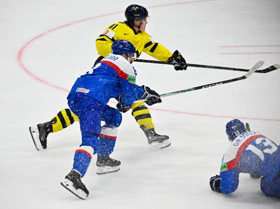 FRIBOURG, SWITZERLAND 20260526 Sweden s Ivar Stenberg on the way to make it 3-1 during Tuesday s match in the Ice hockey, Eishockey World Championship, WM, Weltmeisterschaft (Group B) between Slovakia and Sweden at the BCF Arena, Fribourg, Switzerland.