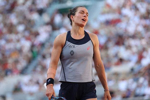 ROLAND GARROS PHOTOPQR LE PARISIEN Le Parisien Arnaud Journois ; PARIS ; 26 05 2026 ; Paris. Stade Roland Garros, le 26 mai 2025. Tennis. Internationaux de France de Roland Garros. 1er tour simple dames. Lois Boisson vs Anna Kalinskaya Photo Le Parisien Arnaud Journois Roland Garros French Open tennis tournament, in Paris, France, on 26 May 2026 *** Local Caption *** PARIS 75 France  Copyright: xPHOTOPQR LExPARISIEN MAXPPPxLexParisienx xArnaudxJournoisx 20260526LPA2894 20260526LPA2894