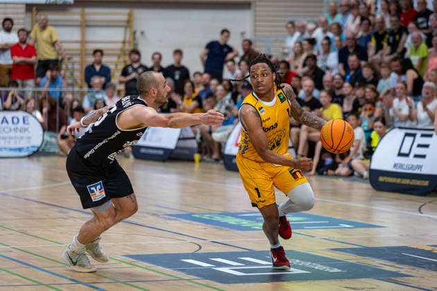 ,Simon Krajcovic (Giessen 46ers, 55) Phillip Montreal Russell (Bozic Estriche Knights Kirchheim, 01) GER, Bozic Estriche Knights Kirchheim vs. Giessen 46ers, BARMER 2. Basketball Bundesliga, Playoffs Halbfinale Spiel 3, Saison 2025 2026, 26.05.2026 GER, Bozic Estriche Knights Kirchheim vs. Giessen 46ers, BARMER 2. Basketball Bundesliga, Playoffs Halbfinale Spiel 3, Saison 2025 2026, 26.05.2026 Goeppingen *** ,Simon Krajcovic Giessen 46ers, 55 Phillip Montreal Russell Bozic Estriche Knights Kirchheim, 01 GER, Bozic Estriche Knights Kirchheim vs Giessen 46ers, BARMER 2 Basketball Bundesliga, Playoffs Semifinal Game 3, Season 2025 2026, 26 05 2026 GER, Bozic Estriche Knights Kirchheim vs Giessen 46ers, BARMER 2 Basketball Bundesliga, Playoffs Semifinal Game 3, Season 2025 2026, 26 05 2026 Goeppingen Copyright: xEibner-Pressefoto NinaxSanderx EP_NSR