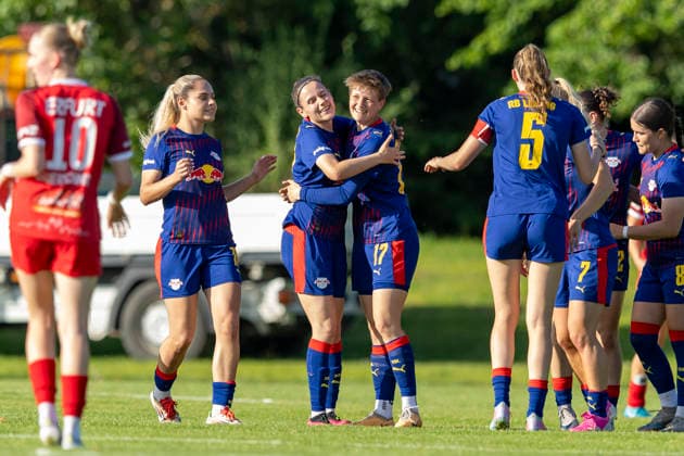 Regionalliga Nordost Frauen: 1. FFV Erfurt vs. RB Leipzig II; Erfurt; 26.05.2026 Jubel, Natalie Grenz ( 21; RasenBallsport Leipzig II) (links) und Sarah Dittrich ( 17; RasenBallsport Leipzig II) (rechts) Regionalliga Nordost Frauen: 1. FFV Erfurt vs. RB Leipzig II; Sportforum Johannesplatz Erfurt; 26.05.2026 Copyright: xBEAUTIFULxSPORTS Duehringx