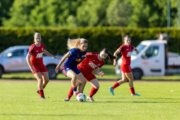 Regionalliga Nordost Frauen: 1. FFV Erfurt vs. RB Leipzig II; Erfurt; 26.05.2026 Mia Werner ( 10; RasenBallsport Leipzig II) gegen Lea Schrenk ( 19; 1. FFV Erfurt) Regionalliga Nordost Frauen: 1. FFV Erfurt vs. RB Leipzig II; Sportforum Johannesplatz Erfurt; 26.05.2026 Copyright: xBEAUTIFULxSPORTS Duehringx