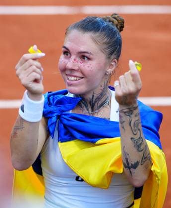 Oleksandra Oliynykova celebrates her first round win over Russian opponent Elena Pridankina witnessed by her father who has just returned from the frontline in the war with Russia French Open Tennis, Day Three, Tennis, Roland Garros, Paris, France - 26 May 2026Paris Roland Garros France EDITORIAL USE ONLY No use with unauthorised audio, video, data, fixture lists, club league logos or live services. Online in-match use limited to 120 images, no video emulation. No use in betting, games or single club league player publications.  Copyright: xJavierxGarcia Shutterstockx 16898258dk