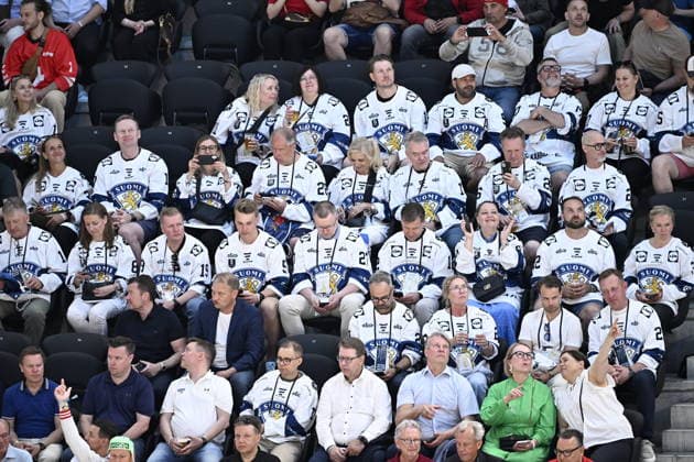 LKS 20260526 Finnish fans check their mobile phones ahead the 2026 IIHF Ice hockey, Eishockey World Championships preliminary round group A match between Switzerland and Finland in Zurich on May 26, 2026. - RONI REKOMAA Zürich Switzerland FpxRAmRa3KY  Copyright: xRonixRekomaax FpxRAmRa3KY