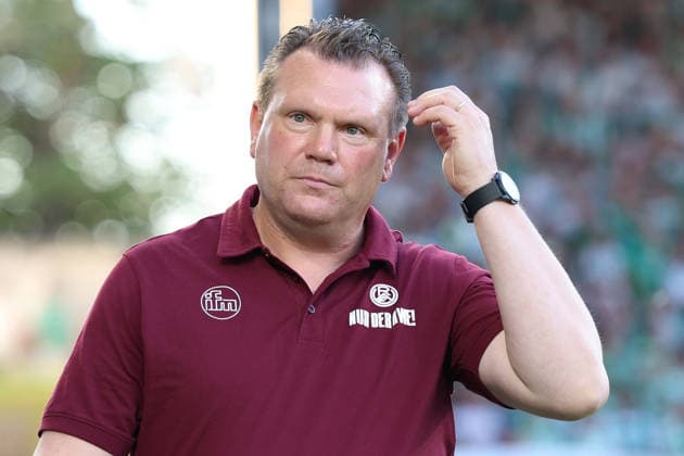 26.05.2026, xrekx, Fussball 2.Bundesliga Relegation, SpVgg Greuther Fuerth - Rot-Weiss Essen v.l. Uwe Koschinat Trainer (Rot-Weiss Essen) enttaeuscht, enttäuscht, schaut enttaeuscht, niedergeschlagen, disappointed (DFL DFB REGULATIONS PROHIBIT ANY USE OF PHOTOGRAPHS as IMAGE SEQUENCES and or QUASI-VIDEO) Fuerth