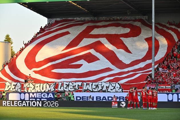 26.05.2026 - Fussball - Saison 2025 2026 - Relegation 2. Fussball Bundesliga - Rückspiel: SpVgg Greuther Fürth ( Kleeblatt ) - Rot Weiss Essen RWE - Sportfoto Zink MeZi - xmexzix - DFL regulations prohibit any use of photographs as image sequences and or quasi-video - only for editorial use - Teamkreis Mannschaft Team Essen vor Spielbeginn vor Fans Fanblock Choreo Choreografie