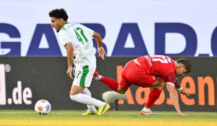 26.05.2026 - Fussball - Saison 2025 2026 - Relegation 2. Fussball Bundesliga - Hinspiel: SpVgg Greuther Fürth ( Kleeblatt ) - Rot Weiss Essen RWE - Sportfoto Zink - xwoxzix - DFL regulations prohibit any use of photographs as image sequences and or quasi-video - only for editorial use - Sayfallah Ltaief (47, SpVgg Greuther Fürth ) Jannik Hofmann (37, Rot-Weiss Essen )