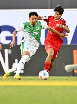 26.05.2026 - Fussball - Saison 2025 2026 - Relegation 2. Fussball Bundesliga - Hinspiel: SpVgg Greuther Fürth ( Kleeblatt ) - Rot Weiss Essen RWE - Sportfoto Zink - xwoxzix - DFL regulations prohibit any use of photographs as image sequences and or quasi-video - only for editorial use - Sayfallah Ltaief (47, SpVgg Greuther Fürth ) Kaito Mizuta (24, Rot-Weiss Essen )