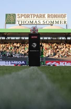 26.05.2026 - Fussball - Saison 2025 2026 - Relegation 2. Fussball Bundesliga - Rückspiel: SpVgg Greuther Fürth ( Kleeblatt ) - Rot Weiss Essen RWE - Sportfoto Zink DaMa - xdaxmax - DFL regulations prohibit any use of photographs as image sequences and or quasi-video - only for editorial use - Ballstele - Relegation