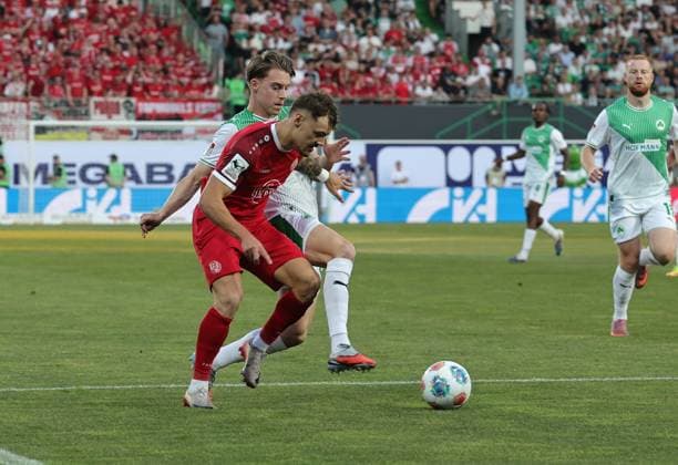 26.05.2026 - Fussball - Saison 2025 2026 - Relegation 2. Fussball Bundesliga - Rückspiel: SpVgg Greuther Fürth ( Kleeblatt ) - Rot Weiss Essen RWE - Sportfoto Zink DaMa - xdaxmax - DFL regulations prohibit any use of photographs as image sequences and or quasi-video - only for editorial use - Jannik Hofmann (37, Rot-Weiss Essen ) Gian Luca Gian-Luca Itter (27, SpVgg Greuther Fürth )