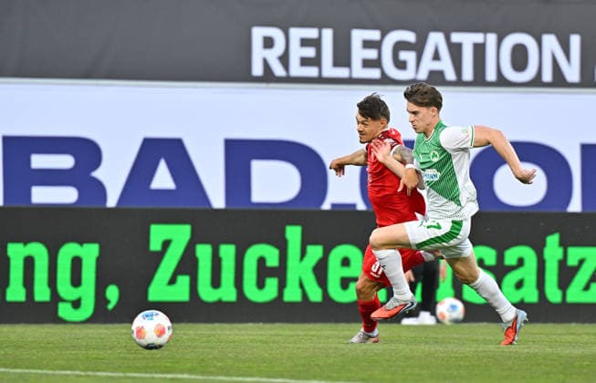 26.05.2026 - Fussball - Saison 2025 2026 - Relegation 2. Fussball Bundesliga - Rückspiel: SpVgg Greuther Fürth ( Kleeblatt ) - Rot Weiss Essen RWE - Sportfoto Zink MeZi - xmexzix - DFL regulations prohibit any use of photographs as image sequences and or quasi-video - only for editorial use - Jannik Hofmann (37, Rot-Weiss Essen ) Gian Luca Gian-Luca Itter (27, SpVgg Greuther Fürth, rechts )