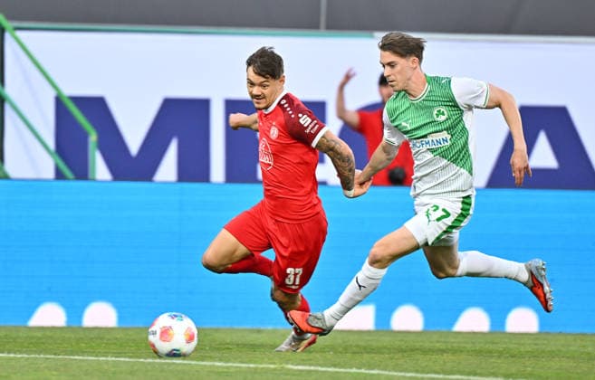 26.05.2026 - Fussball - Saison 2025 2026 - Relegation 2. Fussball Bundesliga - Rückspiel: SpVgg Greuther Fürth ( Kleeblatt ) - Rot Weiss Essen RWE - Sportfoto Zink MeZi - xmexzix - DFL regulations prohibit any use of photographs as image sequences and or quasi-video - only for editorial use - Jannik Hofmann (37, Rot-Weiss Essen ) Gian Luca Gian-Luca Itter (27, SpVgg Greuther Fürth, rechts )