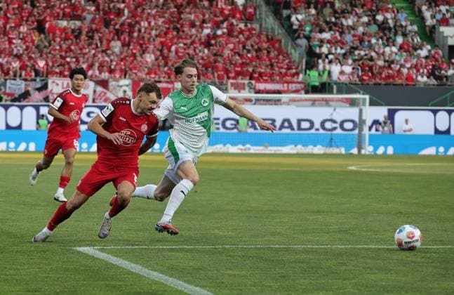 26.05.2026 - Fussball - Saison 2025 2026 - Relegation 2. Fussball Bundesliga - Rückspiel: SpVgg Greuther Fürth ( Kleeblatt ) - Rot Weiss Essen RWE - Sportfoto Zink DaMa - xdaxmax - DFL regulations prohibit any use of photographs as image sequences and or quasi-video - only for editorial use - Jannik Hofmann (37, Rot-Weiss Essen ) Gian Luca Gian-Luca Itter (27, SpVgg Greuther Fürth )